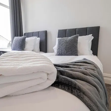 Pearl Penthouse: O2 Academy Proximity with Beach Access-3